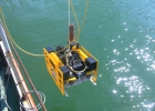 Спуск подводного телеуправляемого аппарата при осмотре объектов на дне